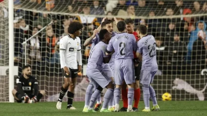 Los futbolistas del Real Madrid protestan a Gil Manzano en la polémica jugada final en Mestalla.