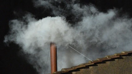 El humo de la fumata sale por la chimenea de la Capilla Sixtina