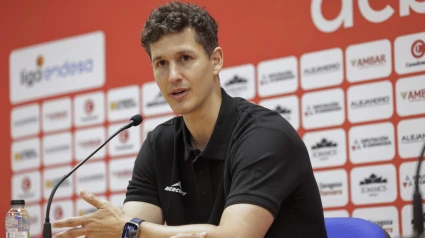 Rodrigo San Miguel durante su presentación como nuevo entrenador del Casademont Zaragoza, este viernes, en el Pabellón Prínciee Felipe, en Zaragoza