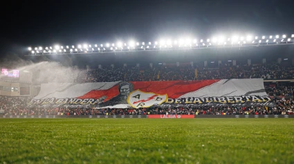 Una grada del Estadio de Vallecas lleno antes de un partido