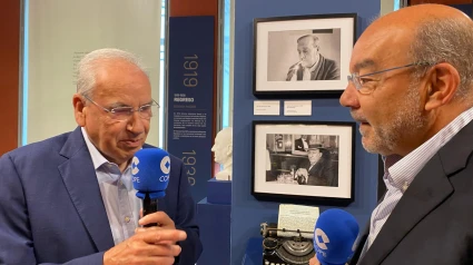 Expósito, junto a Alfonso Guerra en la exposición de Machado