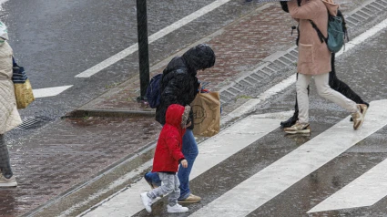 Personas abrigadas y con paraguas martes en Zaragoza