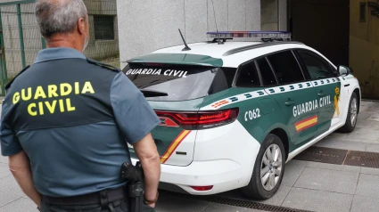 Salida de furgón y un vehículo de la Guardia Civil de los padres hacia la cárcel de Asturias tras las declaraciones ante la juez