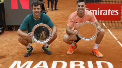El argentino Horacio Zeballosy el español Marcel Granollers celebran la victoria en Madrid.