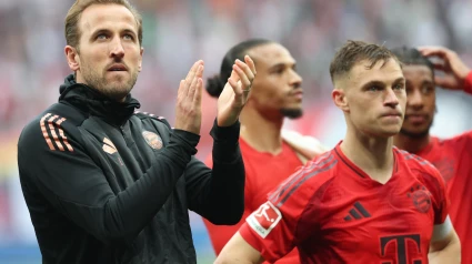 Harry Kane saluda a los aficionados del Bayern tras empatar con el Leipzig