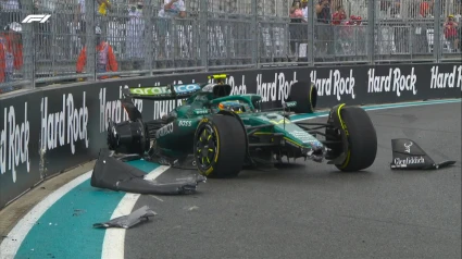 El coche de Fernando Alonso tras su toque con Lawson