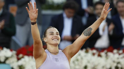 Sabalenka celebra tras vencer a la estadounidense Coco Gauff en la final individual femenina del Mutua Madrid Open