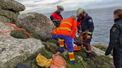 Los efectivos de emergencias con el pescador herido tras su rescate