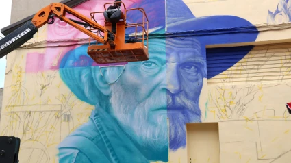 L'artista Jotalo pintant el seu mural durant el Gargar 2025