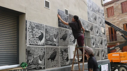 L'artista Luisa Estrada elaborant el seu mural durant el Gargar 2025