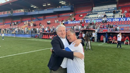 Cisqui y el vicepresidente del Extremadura, Ernesto Andreu, se abrazan tras la consecución del ascenso