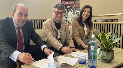 Momento de la firma del acuerdo entre representantes de la Fundación Atlantic Copper y el Salón del Cómic