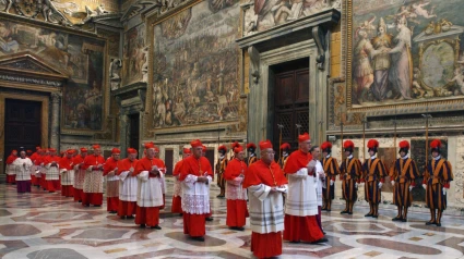 Cardenales entrando en el cónclave