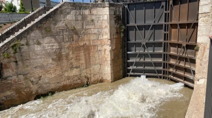 Momento en el que se abre una de las esclusas del Canal Imperial