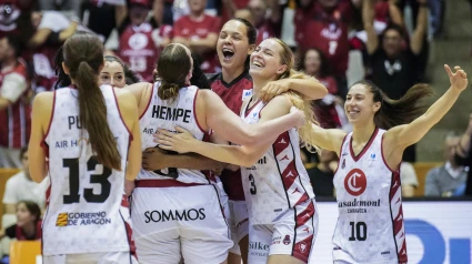 Las jugadoras del Zaragoza celebran la victoria ante el Girona en las semifinales de la Liga Femenina de baloncesto