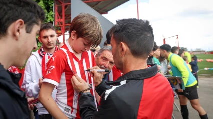 Garitano firma autógrafos en Mareo