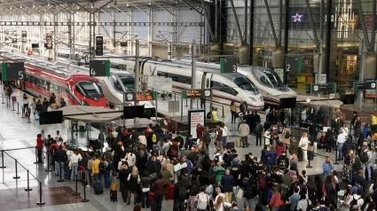 Pasajeros en la estación de Málaga María Zambrano esperando un tren tras el robo de cobre que afectó a línea
