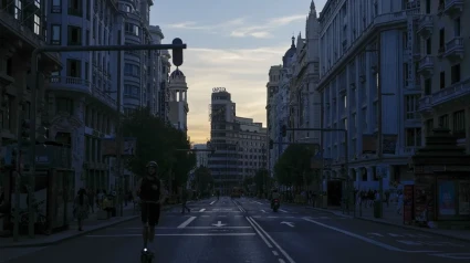 Fotografía de la Gran Vía de Madrid sin luz durante el apagón masivo