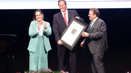 Gerardo Olivares entre Blanca Torrent y Julián Urbano