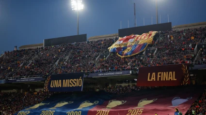 Fotografía del tifo de la afición del FC Barcelona durante el encuentro correspondiente a la ida de las semifinales de la Liga de Campeones que disputan hoy miércoles FC Barcelona e Inter en el estadio Olímpico Lluis Company, en Barcelona