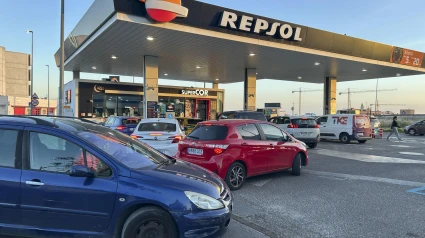 Varios vehículos hacen cola en una gasolinera de Bormujos (Sevilla) para intentar repostar