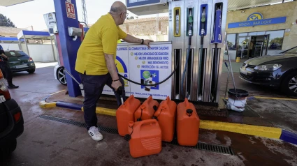 Un hombre carga bidones de gasolina en una gasolinera de Salamanca