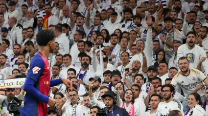 Aficionados del Real Madrid insultan y hacen gestos obscenos al delantero del FC Barcelona Lamine Yamal durante un partido de liga entre el Real Madrid y el FC Barcelona en el Estadio Santiago Bernabéu