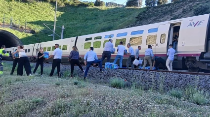 Vecinos de Brazatortas ayudan a pasajeros de tren afectados por el apagón
