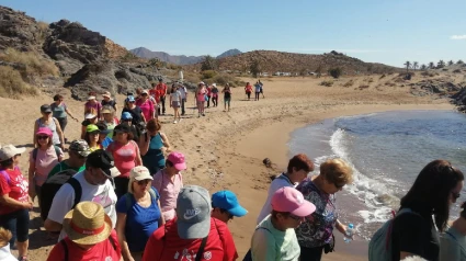 Una ruta senderista de mujeres por el litoral de Lorca durante una edición anterior de los Juegos Deportivos