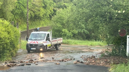 Limpieza municipal que los vecinos tachan de "parche" porque piedras y maleza siguen campando a sus anchas