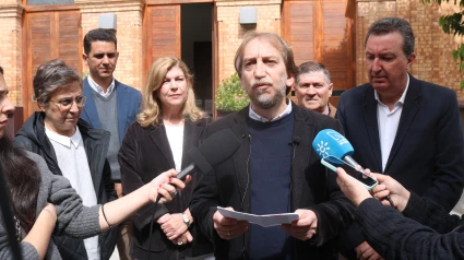 El alcalde de Nerva, Rafael Prado, junto a dirigentes del PP en Huelva.REMITIDA / HANDOUT por PP DE HUELVAFotografía remitida a medios de comunicación exclusivamente para ilustrar la noticia a la que hace referencia la imagen, y citando la procedencia de la imagen en la firma05/5/2025