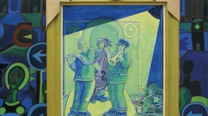 El artista con una de sus obras