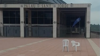 Las dos sillas anuncian que el Palau Sant Jordi será una de las paradas de la gira mundial de Bad Bunny