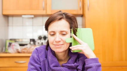 Mujer hablando por el móvil