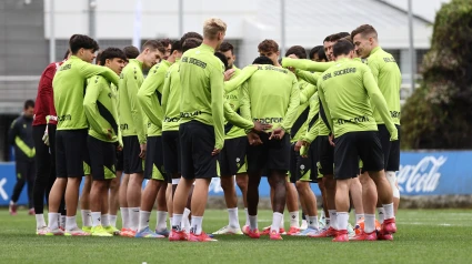 Jugadores de la Real Sociedad agrupados para recibir indicaciones en Zubieta