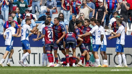 Los jugadores del Tenerife y del Levante se enzarzan después del 1-1 del pasado domingo.