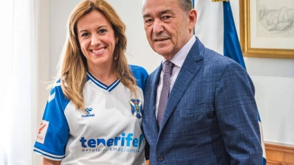 Rosa Dávila posa con la camiseta del CD Tenerife junto al expresidente Paulino Rivero.