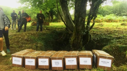 Restos de la familia junto a la sima donde fueron encontrados