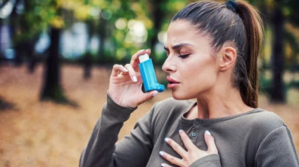 Mujer usando un inhalador