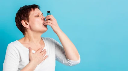 Un persona asmática con el inhalador