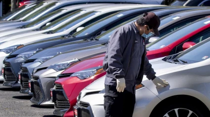 Un empleado limpia los coches de un concesionario en Virginia