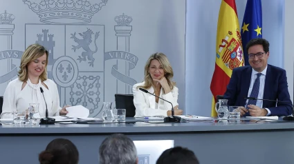 La Ministra de Trabajo y Economía Social, Yolanda Díaz, junto a la ministra de Educación y el ministro de Transformación Digital