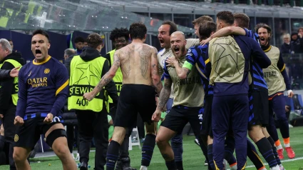 Los jugadores del Inter celebran el gol contra el Barcelona
