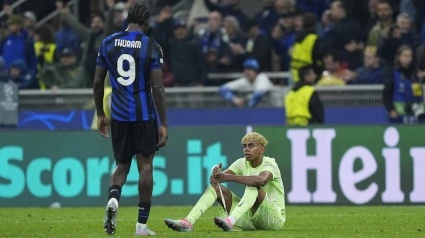 Marcus Thuram del Inter ayuda a Lamine Yamal del FC Barcelona durante el partido de ida de las semifinales de la UEFA Champions League 2024/25 entre el FC Internazionale Milano y el FC Barcelona en el estadio Giuseppe Meazza el 6 de mayo de 2025 en Milán.