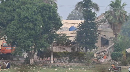 Los equipos de rescate trabajan en el edificio que fue blanco de un ataque con misiles indios cerca de Muridke, provincia de Punjab, Pakistán.