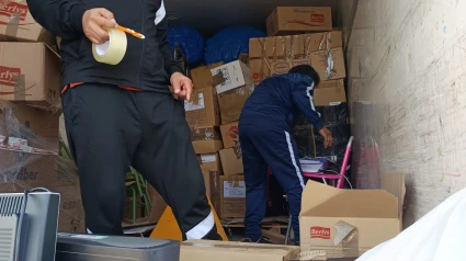 Voluntarios cargando el camión de Caravana por la Paz