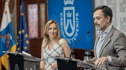 Lope Afonso (PP), junto a Rosa Dávila (CC) en una rueda de prensa en el Cabildo de Tenerife