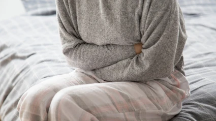 Una mujer con dolores menstruales