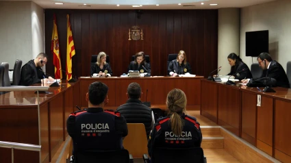 Sala de vistas de la audiencia de Lleida con el acusado custodiado por los mossos d'esquadra