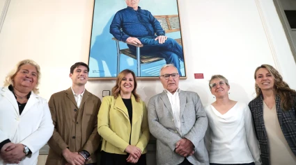 La alcaldesa de València, María José Catalá, asiste a la colocación del retrato oficial del exalcalde de València, Joan Ribó. Alcaldía.